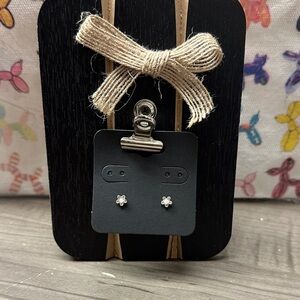 ❣️5|$25❣️Elegant White Floral Stud Earrings. LC Conrad